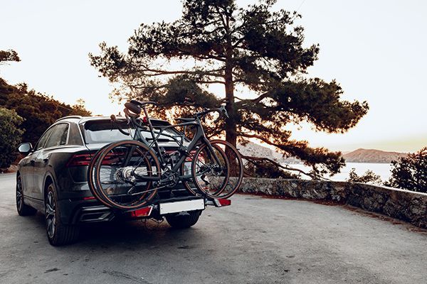 crossover-car-with-two-road-bicycles-loaded-on-a-r-2023-11-27-04-54-02-utc.jpg