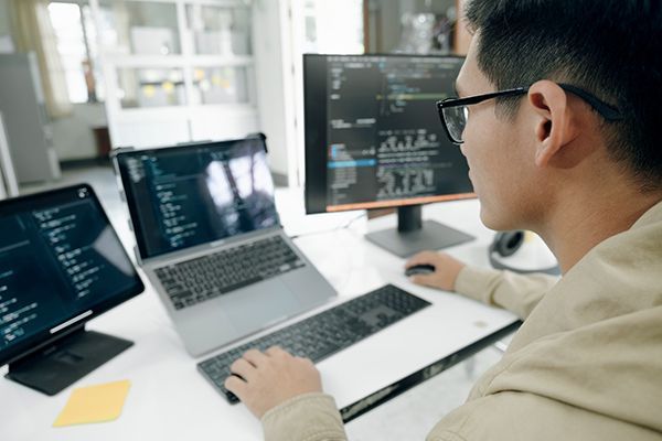 computer-programmer-developing-software-applicatio-2023-11-27-05-32-02-utc.jpg