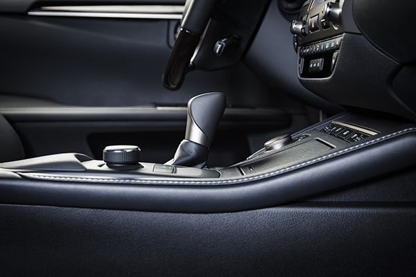 automatic-transmission-selector-in-modern-car-inte-2025-01-10-15-09-34-utc.jpg