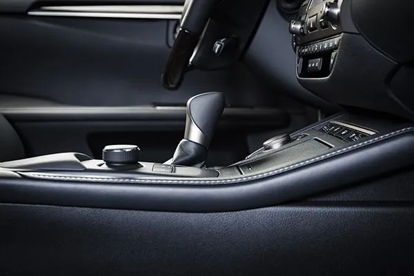 automatic-transmission-selector-in-modern-car-inte-2025-01-10-15-09-34-utc.jpg