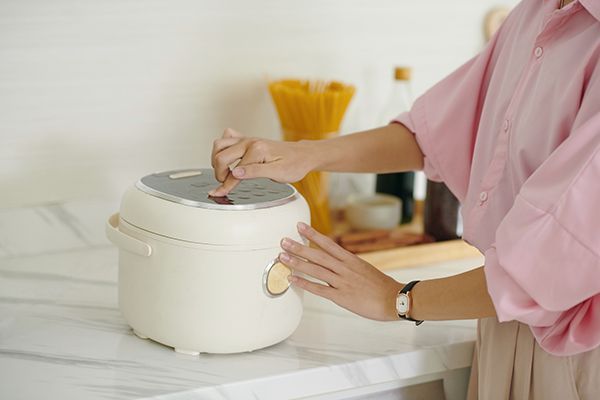 woman-using-multicooker-in-the-kitchen-2024-07-12-00-47-51-utc.jpg woman-using-multicooker-in-the-kitchen-2024-07-12-00-47-51-utc.jpg